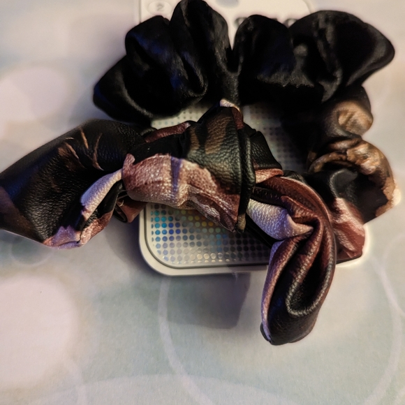 🔥4 for $20🔥
Quo Textured Scrunchies (2 pack) - Picture 2 of 2